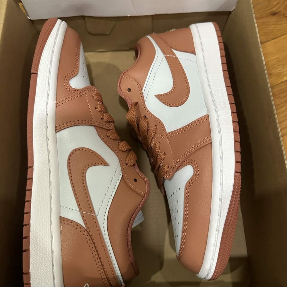 *New* Jordan 1 Low Women Orange White *DC0774-080) Size 5.5W - Picture 6 of 11